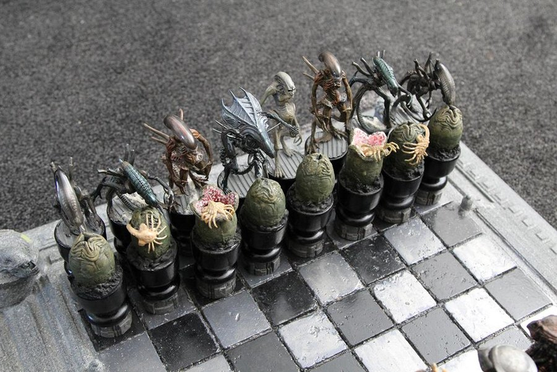 Illustration for article titled This Alien versus Predator chessboard was built for chessboxing